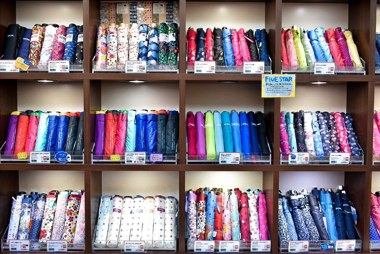 El mismo modelo de paraguas se vende en diferentes colores y con diseños distintos.