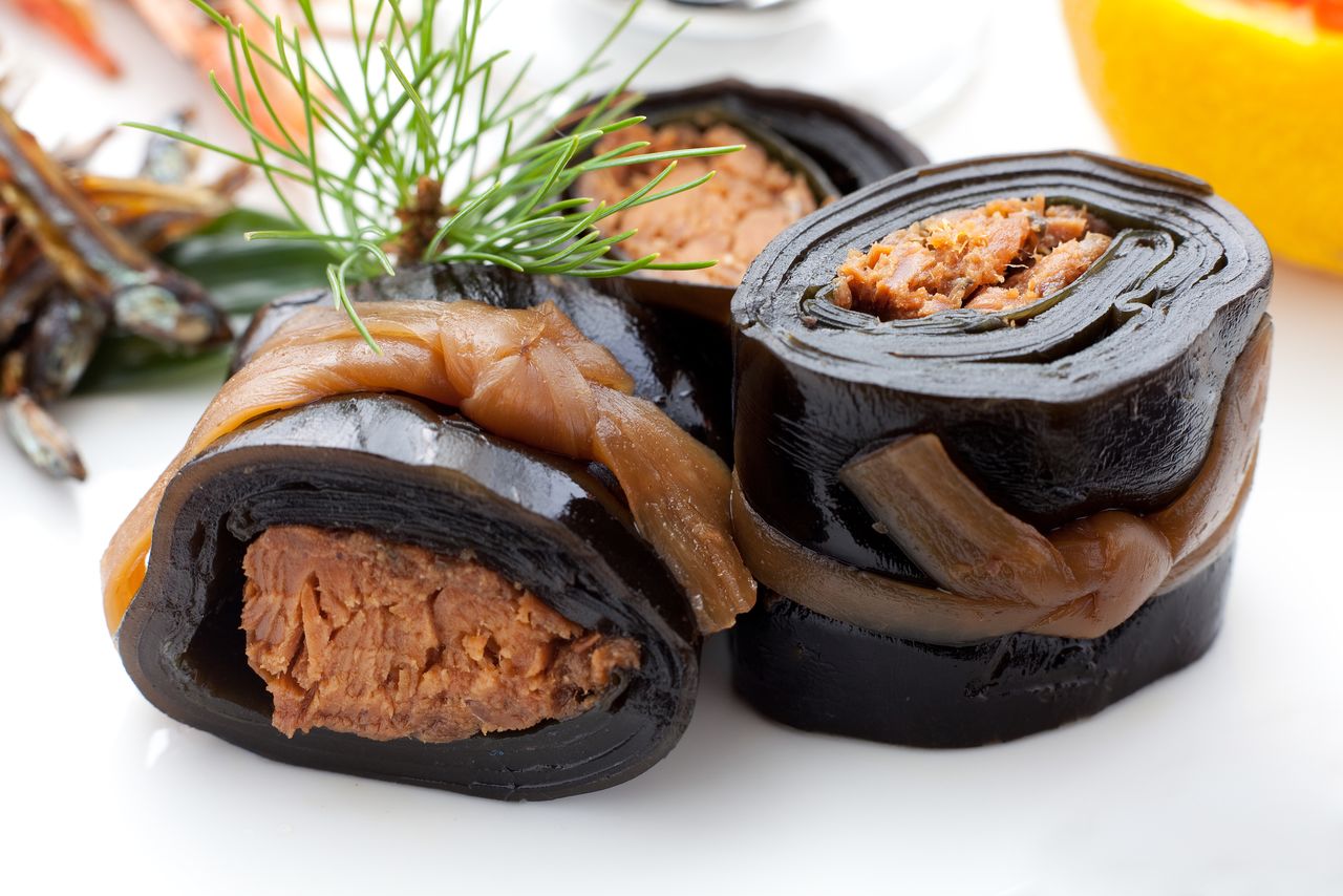 Rollitos de alga konbu, un plato que, según se cree, trae buena suerte. (PIXTA)