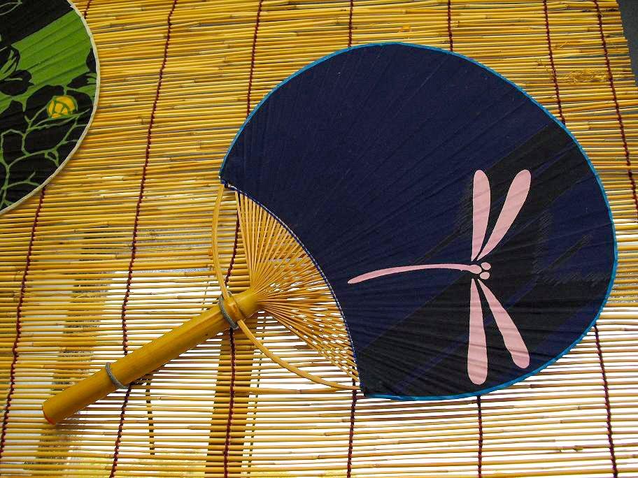 Bōshū uchiwa, confeccionado con onnadake. (Imagen cortesía de Minami-Bōsō Photobank)