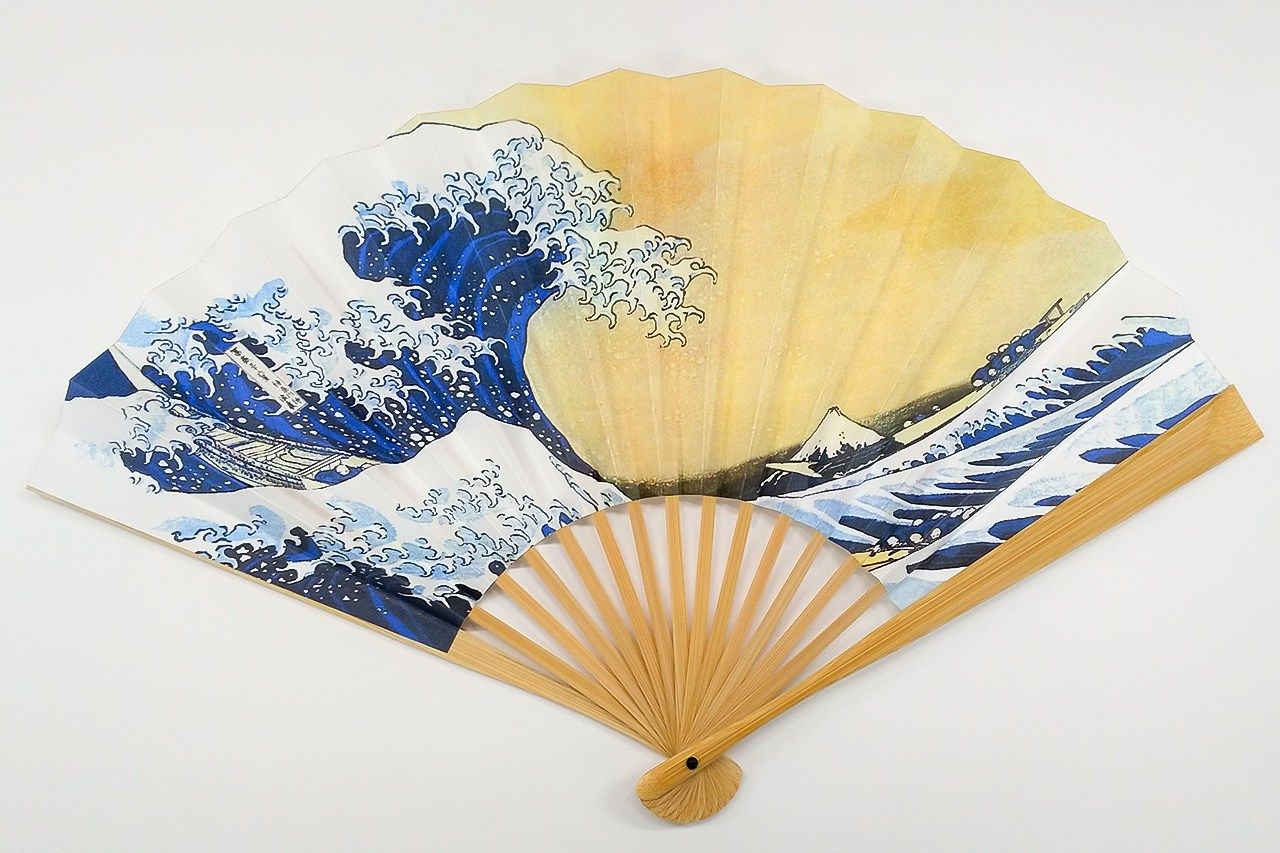 Edo sensu decorado con La gran ola de Kanagawa, una xilografía ukiyo-e de Hokusai. (Imagen cortesía de Ibasen)
