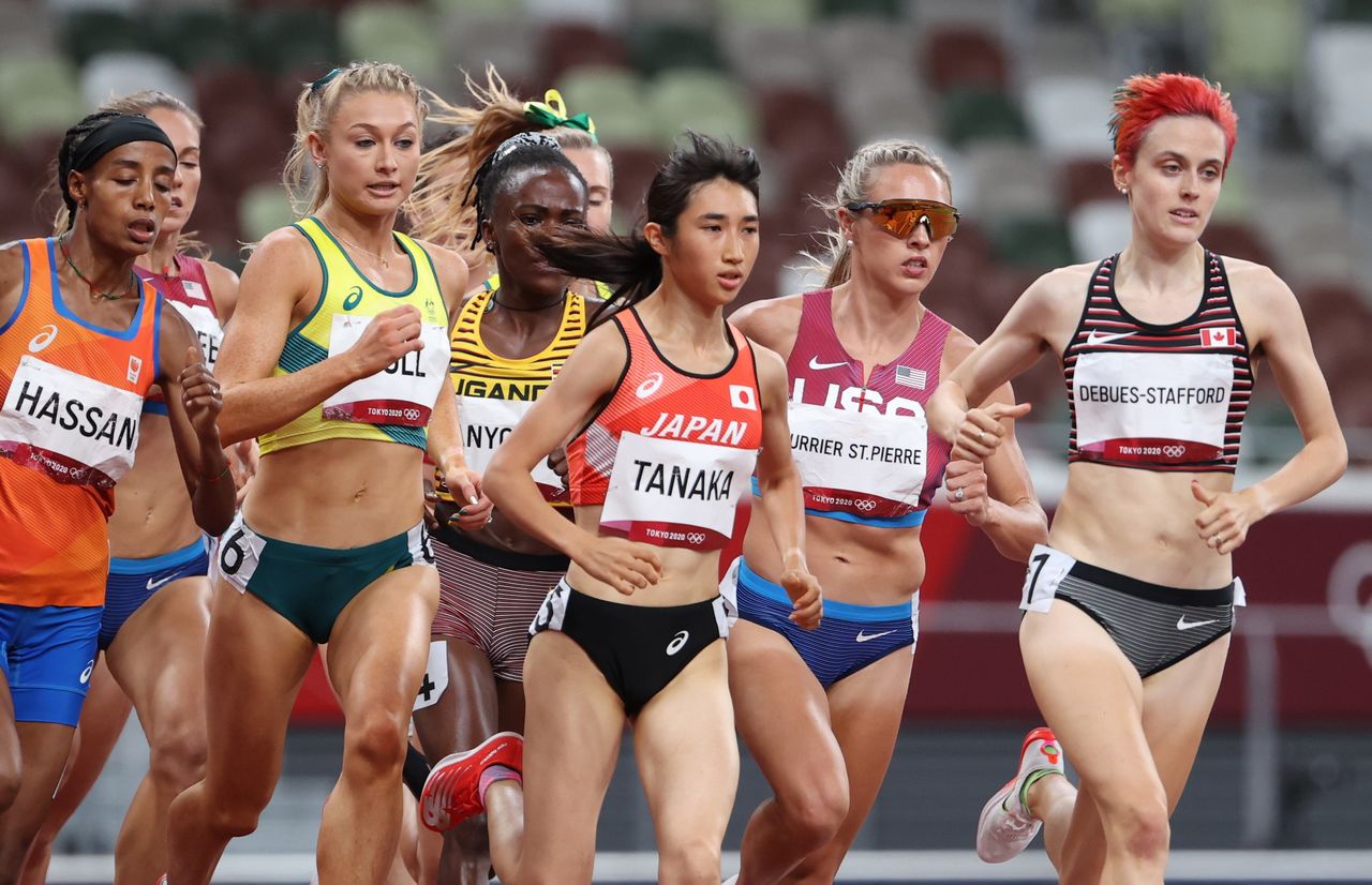 Tanaka Nozomi (centro) de 21 años, consiguió, en su primera participación en unos juegos olímpicos, llegar a la final de los 1.500 metros, en la que quedó en octava posición. Fotografía del 6 de agosto de 2021, en el Estado Nacional de Tokio. (Jiji Press)