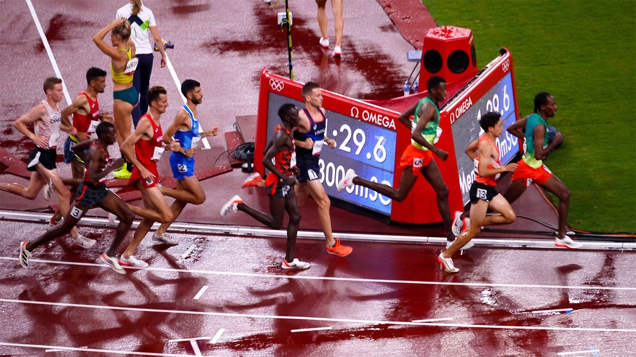 Miura Ryūji (el segundo de la derecha) consiguió el séptimo lugar en la final de los 3.000 metros con obstáculos masculinos. (Imagen de Yamamoto Hiroshi) 