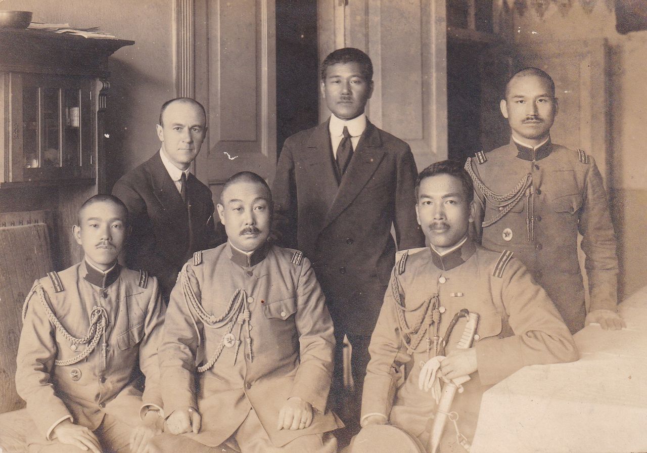 El teniente general Higuchi Kiichirō (primera fila, derecha) durante su destino en Vladivostok, donde conoció el problema judío. (Cortesía de Higuchi Ryūichi)