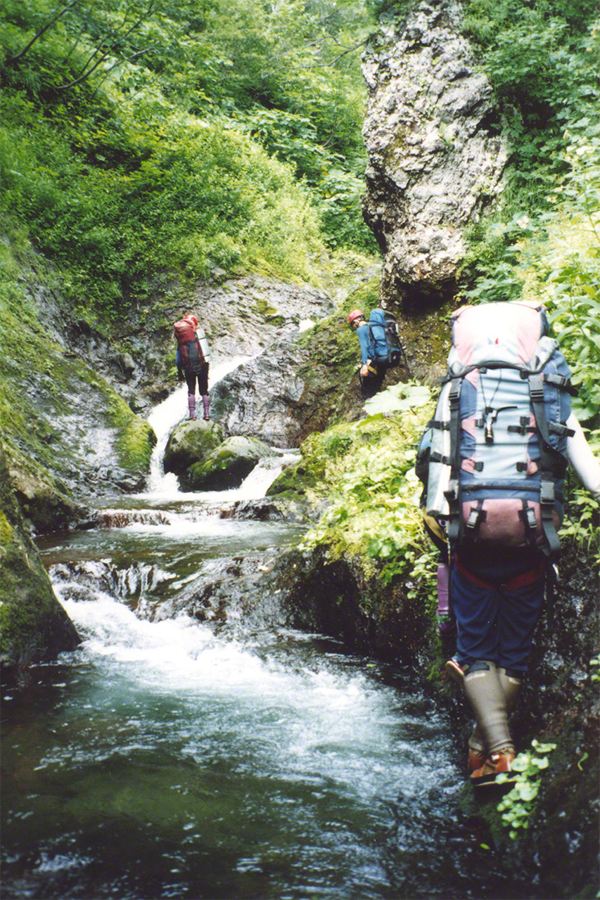 Campamento de verano del club universitario. Subiendo un arroyo de la península Shiretoko, en Hokkaidō. (Imagen tomada en 1995).
