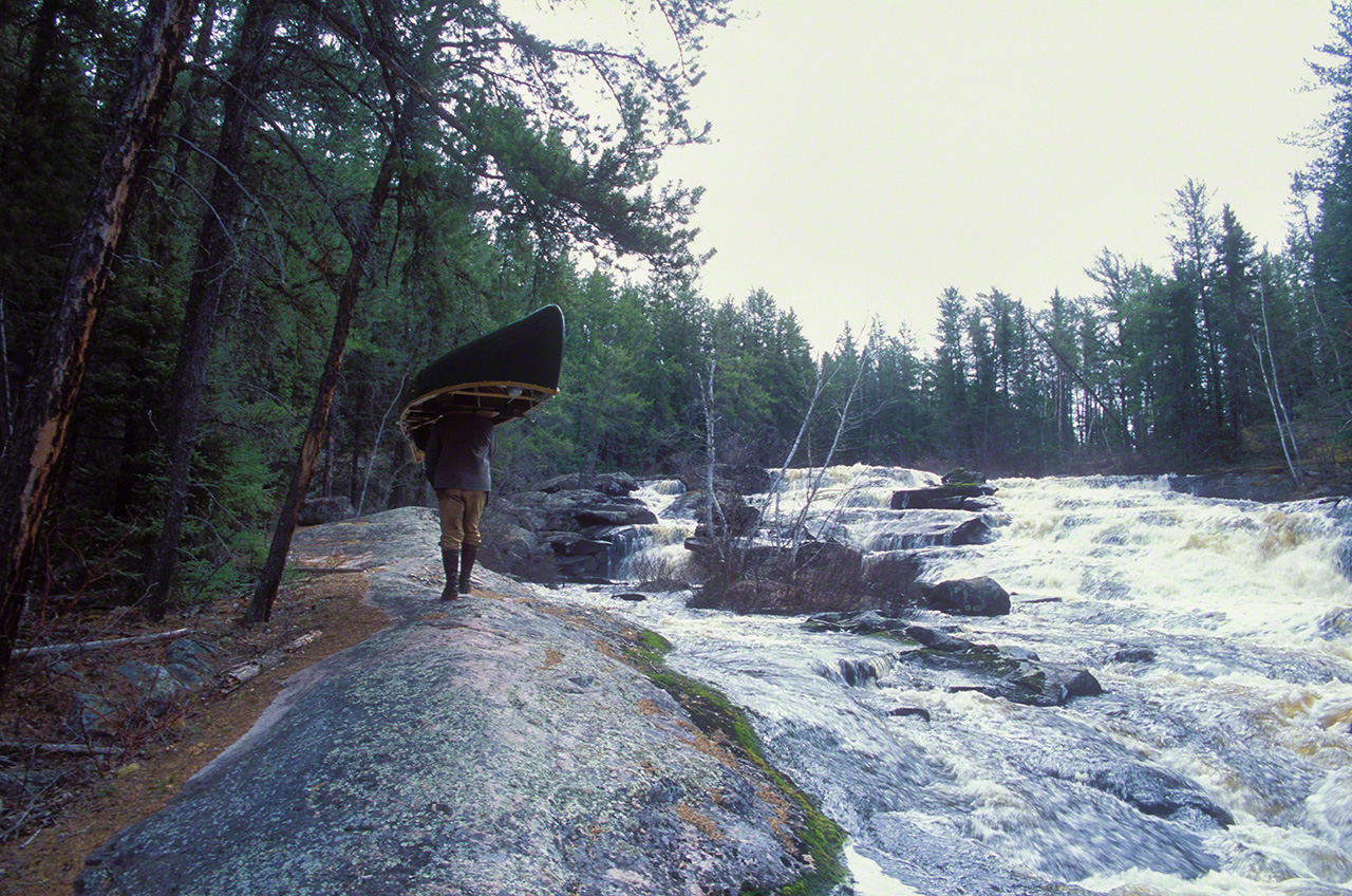 Con la canoa a cuestas, hacia el siguiente lago. (Imagen de 2004)