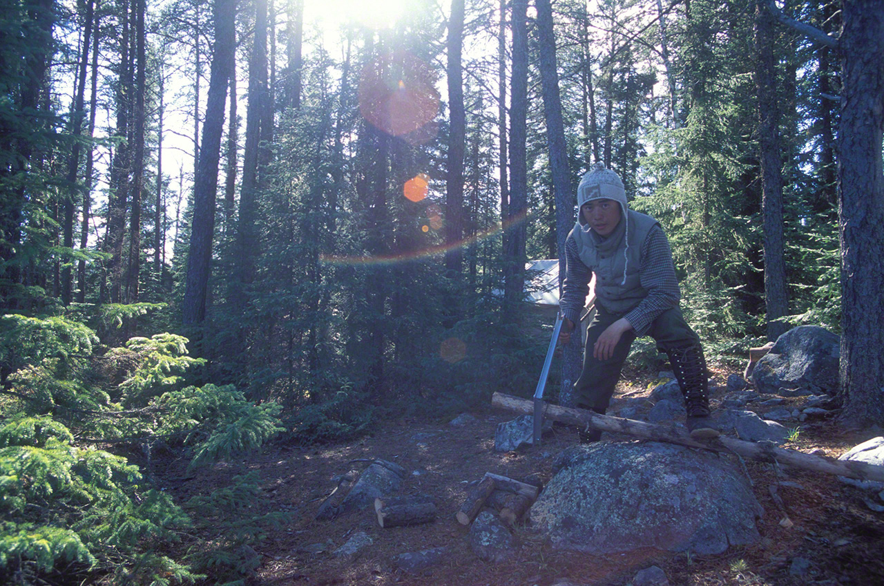 El autor cortando troncos. (Imagen de 2004) 