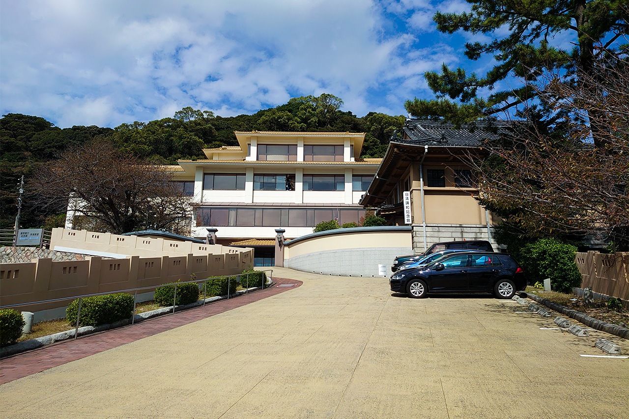 A la izquierda, el Shunpanrō. A la derecha, el Pabellón Conmemorativo de la Paz Sinojaponesa (imagen de la autora).