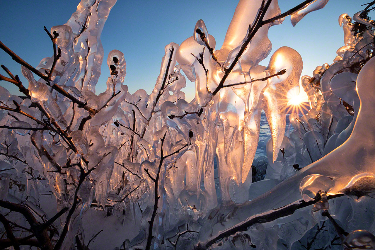 El hielo brilla al amanecer en la orilla del lago Superior. (Imagen de 2018)