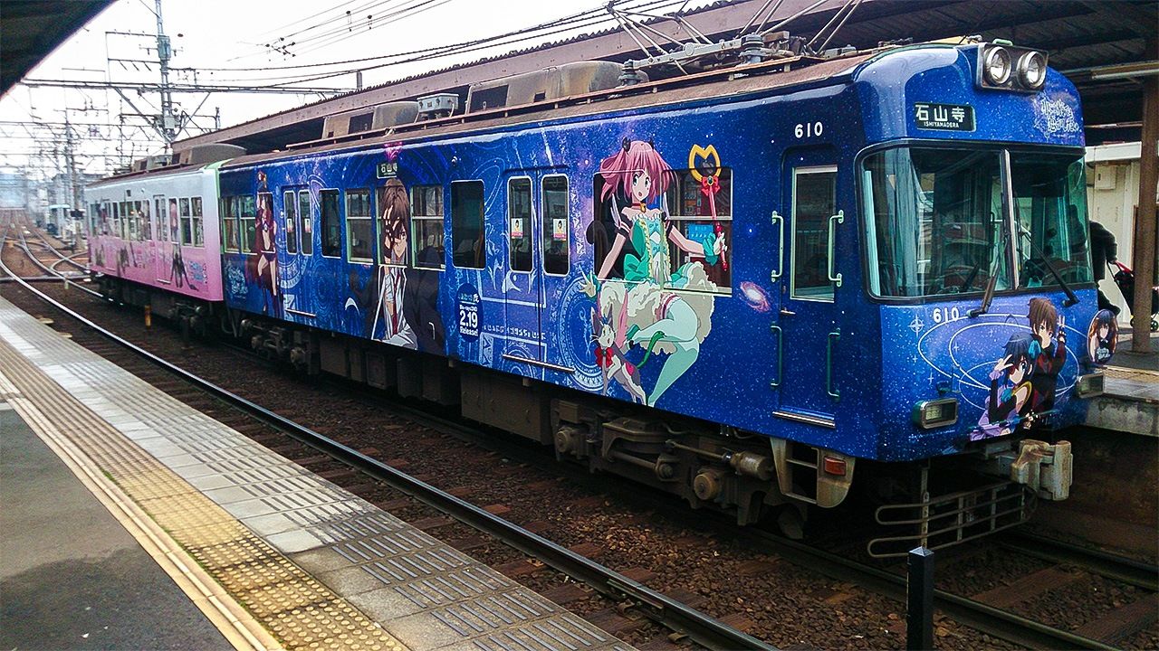 Tren de la línea Ōtsu decorado con los personajes de la serie de animación Chūnibyō demo koi ga shitai! en 2014.