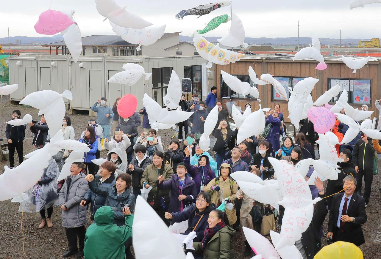 En un evento celebrado el 11 de marzo de 2019 en Natori, en la prefectura de Miyagi, gravemente afectada por el tsunami de 2011, se lanzaron globos con forma de paloma con mensajes escritos en ellos. (© Jiji)
