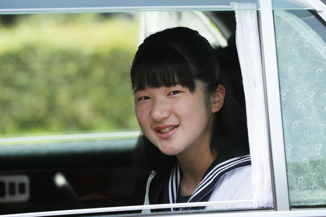 La Princesa Aiko, la hija mayor de los nuevos Emperadores. Tomada el 11 de agosto de 2018 en la puerta Hanzōmon del Palacio Imperial (Jiji Press)　