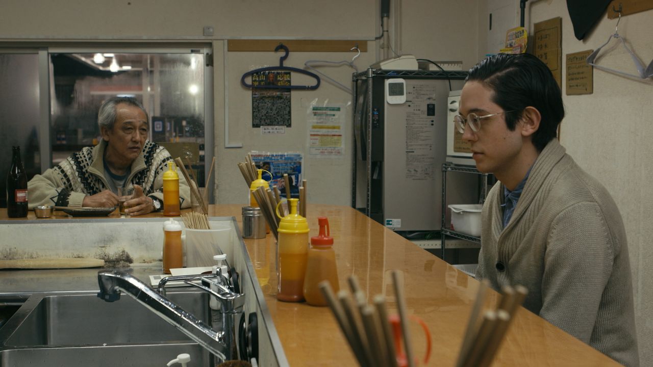 Haruki (derecha) en el restaurante de ramen donde conoce a Makoto. A la izquierda, el cliente borracho que decide importunarlo. (© 078)