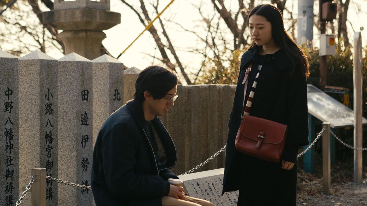 Haruki, en conversación con su vieja amiga Hitomi (Ibuki Aoi), lanza su resentimiento hacia la sociedad japonesa; sin embargo la respuesta de ella lo hace consciente de su propio egoísmo. (© 078)