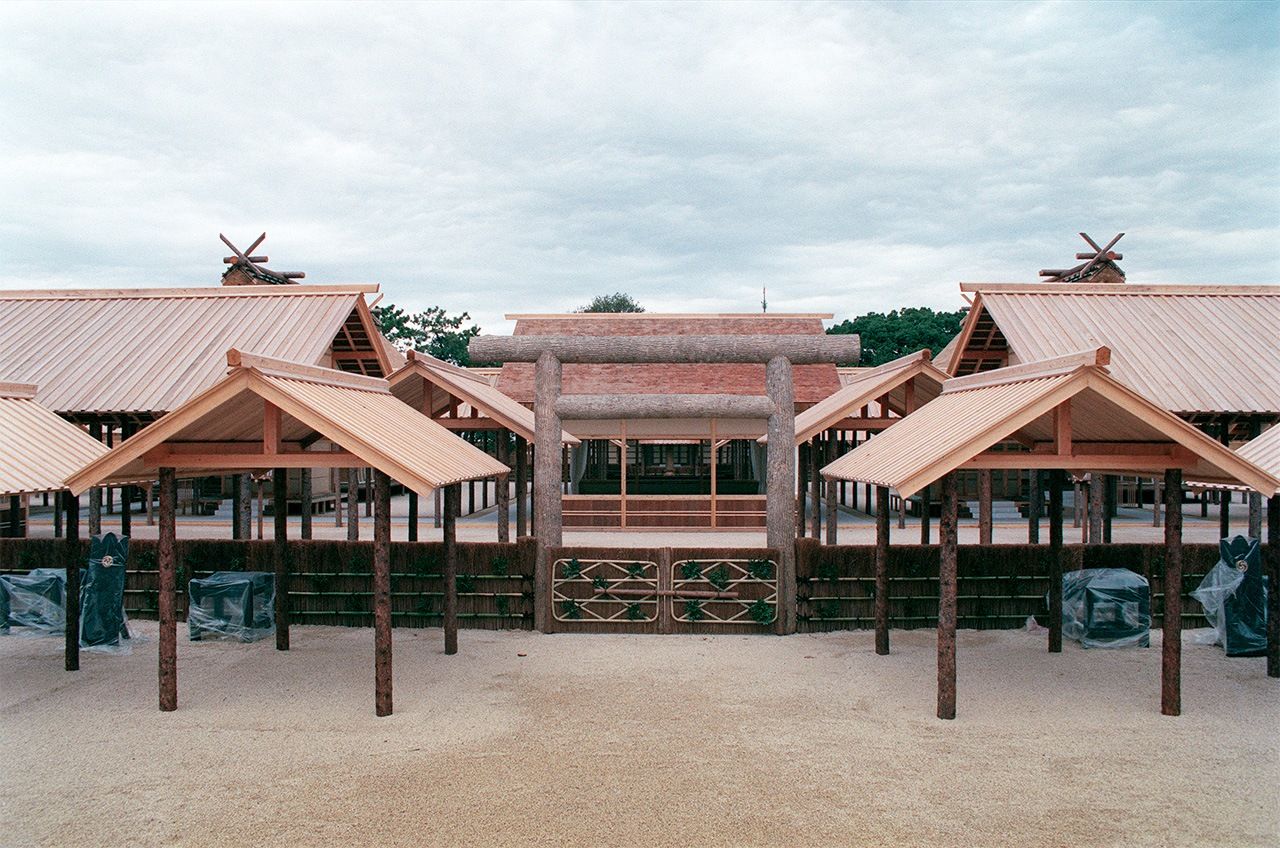 El complejo arquitectónico Daijōkyū, que se construye ad hoc en el sector oriental del Palacio Imperial para el rito sintoísta del Daijōsai. La fotografía se tomó tras su construcción para el rito de noviembre de 1990. (Jiji Press)
