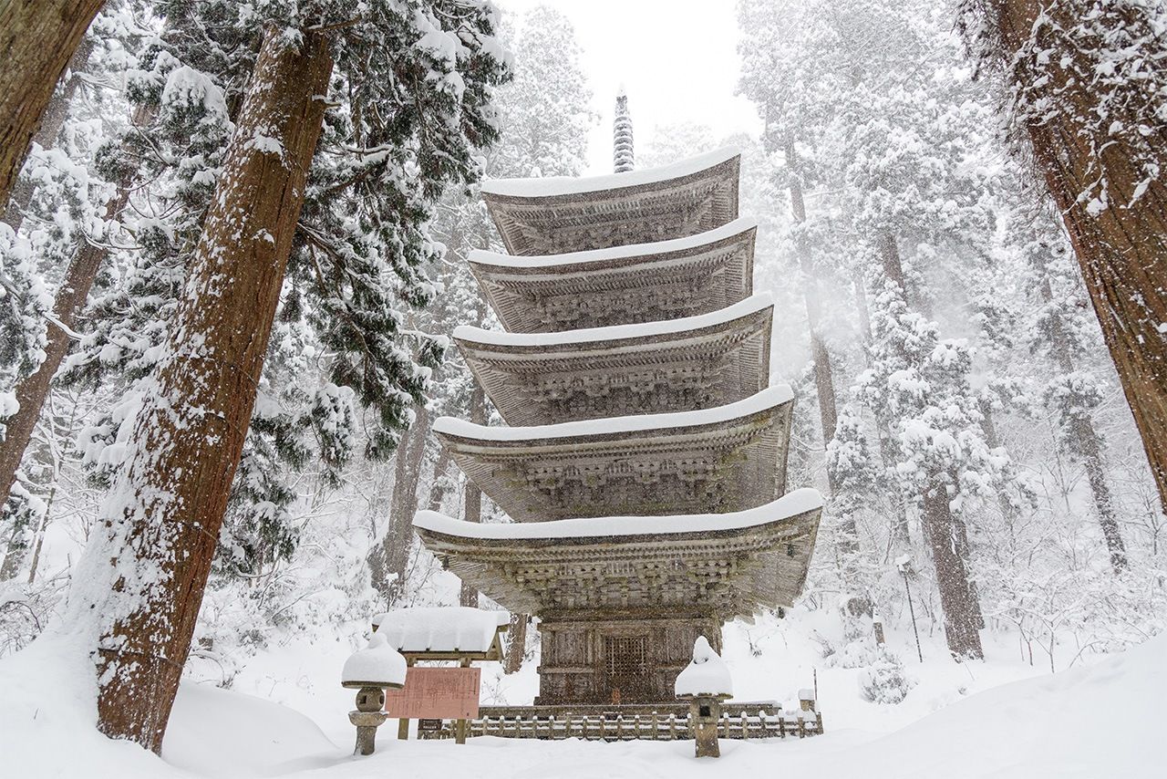 La pagoda de cinco pisos que se alza junto al camino que lleva hacia el santuario del monte Haguro. La más antigua en su género de la región de Tōhoku, está catalogada como tesoro nacional. (PIXTA)