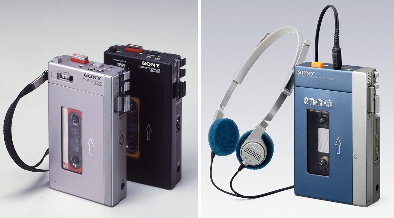 A la izquierda, la grabadora portátil Pressman. A la derecha, el Walkman de primera generación. Tanto el diseño general como la disposición de los botones y otros rasgos se parecen notablemente.