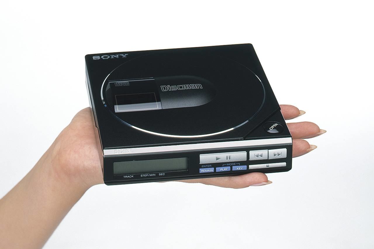 El D-50, generación inicial del Discman (1984). Fue el primer reproductor portátil para disco compacto (CD).