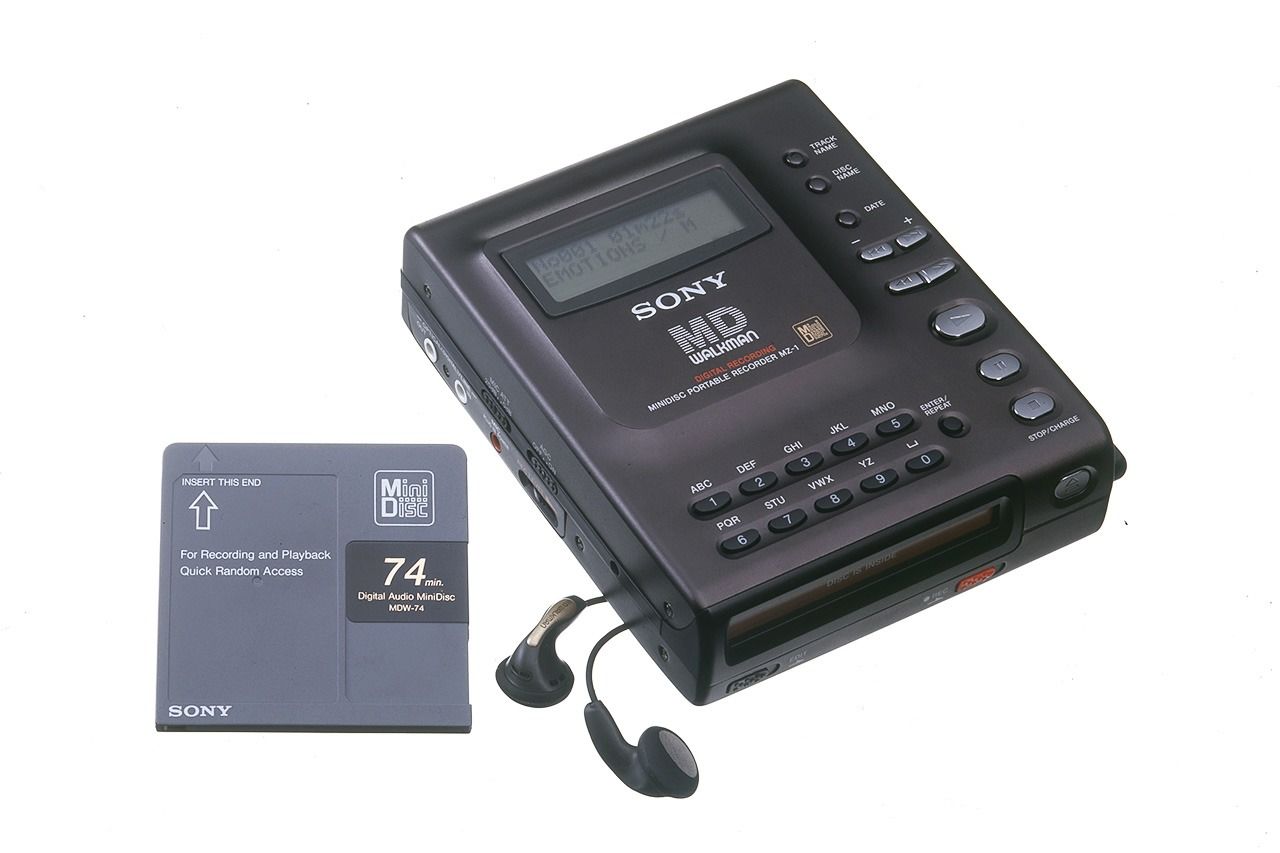 El MZ-1, primer Walkman para minidisco (MD) editable (1992).