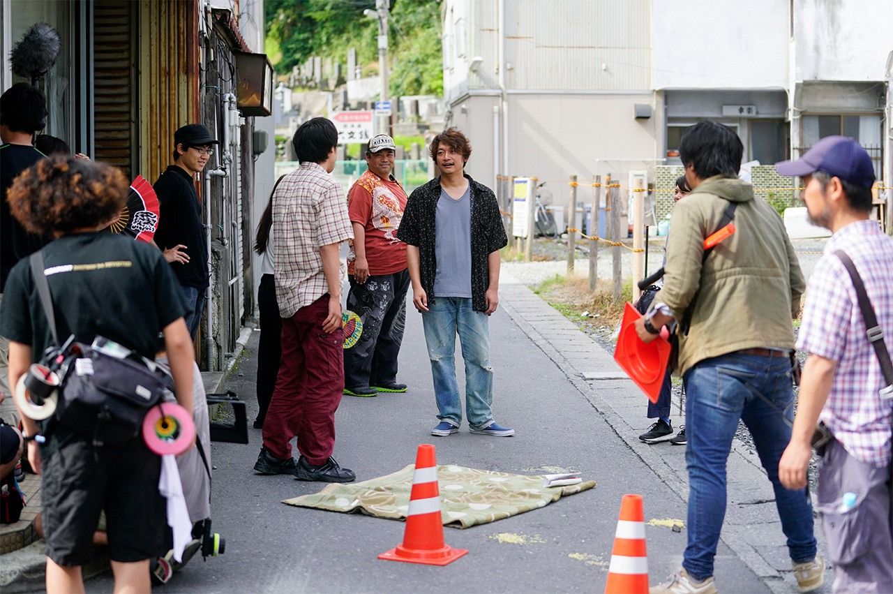 Katori charlando con el equipo en localización - ©2018 Nagimachi Film Partners