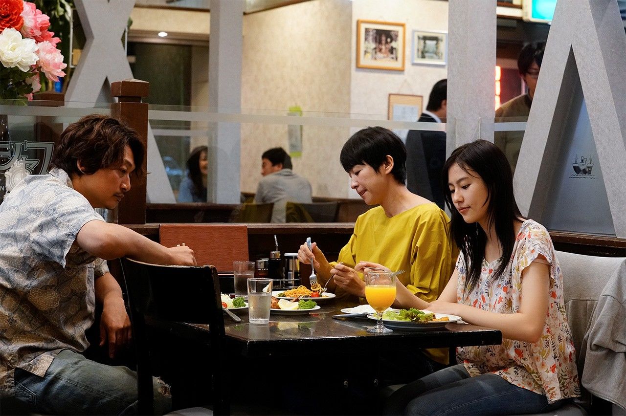 Desde la izquierda: Ikuo (Katori Shingo), su novia Ayumi (Nishida Naomi) y la hija de ella, Minami (Tsunematsu Yuri) - ©2018 Nagimachi Film Partners