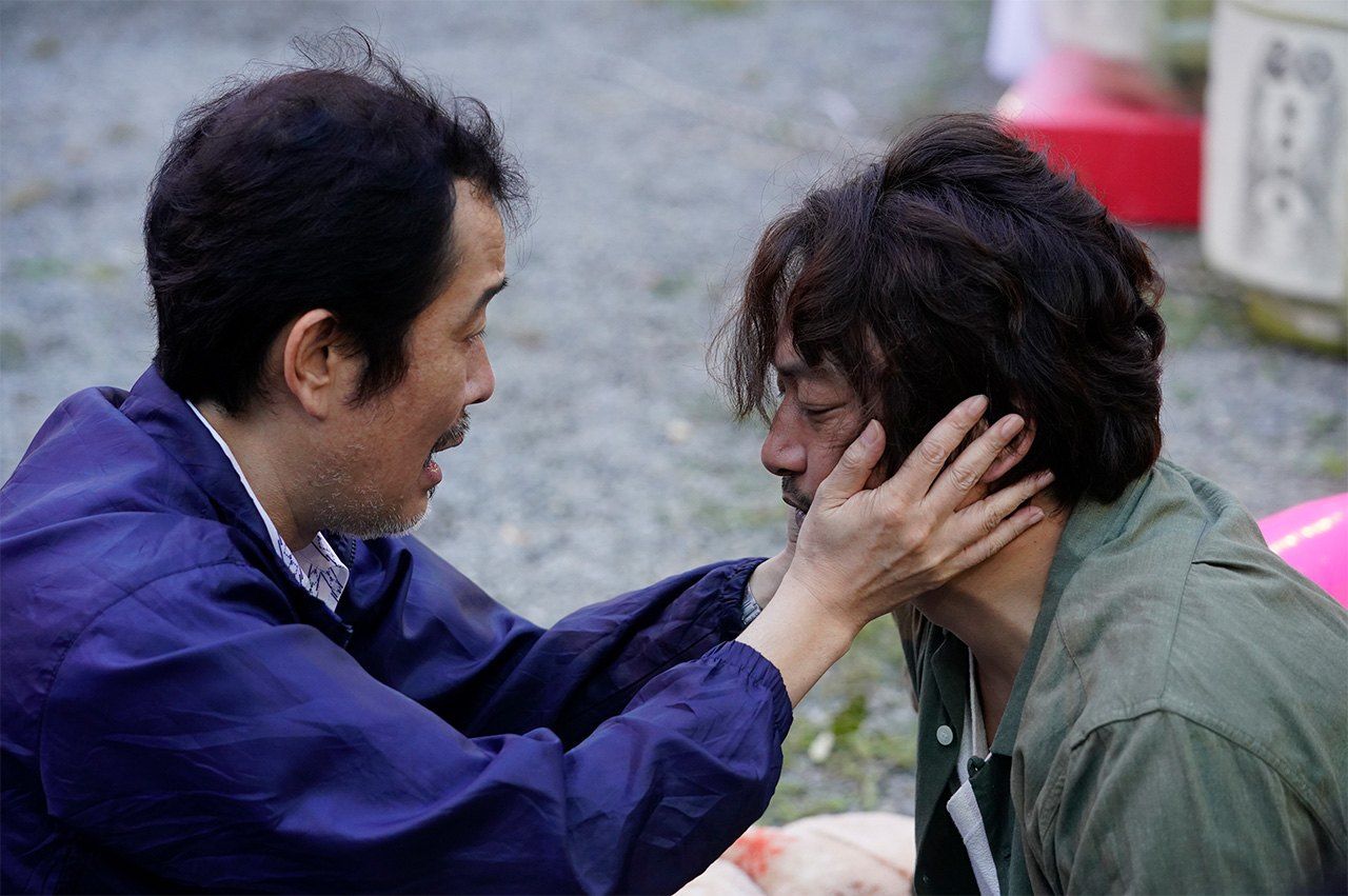 Ikuo con Onodera (Lily Franky), un vecino de su pueblo natal a quien debe mucho - ©2018 Nagimachi Film Partners