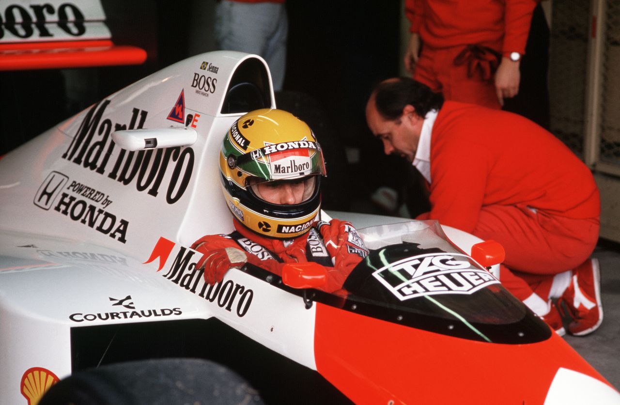 Ayrton Senna (McLaren-Honda) espera en el asiento del conductor a que su coche sea ajustado durante el Gran Premio de Japón de 1989 en el circuito de Suzuka en Mie, 22 de octubre de 1989. (AFP)
