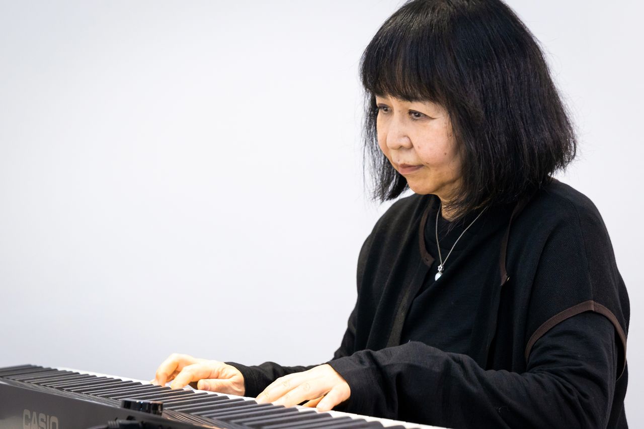 Okuda tocando un piano electrónico Casio.