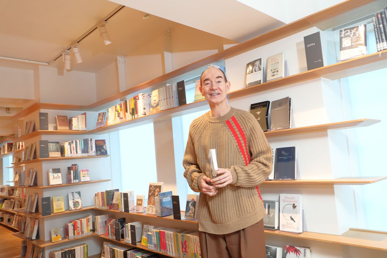 La galería de la biblioteca cuenta con muchas obras de Murakami, tanto originales como traducciones.