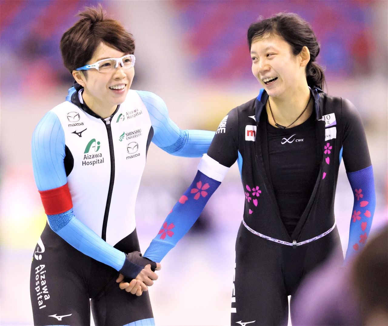 La ganadora Takagi Miho (derecha) felicita a la tercera clasificada, Kodaira Nao, después de los 1.500 metros en la ronda clasificatoria de patinaje de velocidad olímpico (31 de diciembre de 2021, M-Wave, Nagano, Japón)