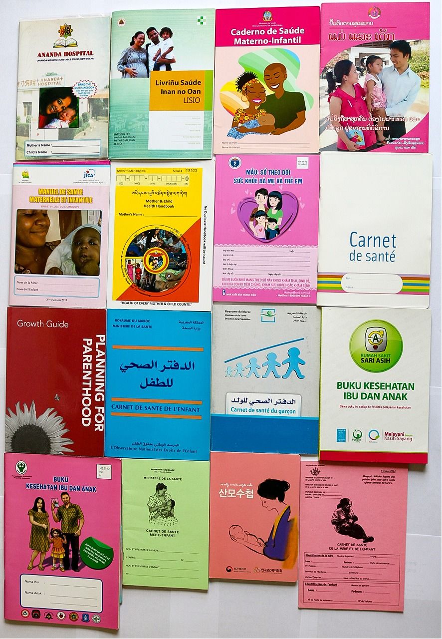 Manuales de salud maternoinfantil de distintos países. (Imagen cedida por el entrevistado).