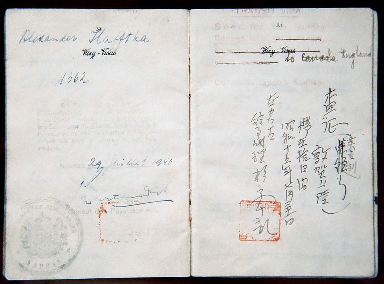 Uno de los visados firmados por Sugihara el 31 de julio de 1940 (fotografía cortesía de la Casa Memorial Chiune Sugihara). Según se dice, este documento aseguró la supervivencia a un matrimonio de Varsovia que acudió con su hija. Los tres pudieron desembarcar sanos y salvos en el puerto japonés de Tsuruga (prefectura de Fukui).