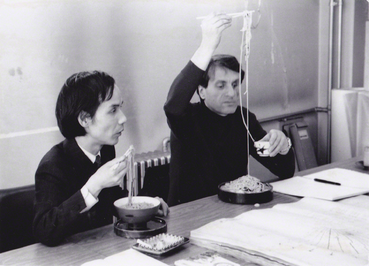 En el Tekkōkan (Pabellón de Acero) de la Exposición Universal de Osaka de 1970, comiendo fideos soba con el compositor griego Iannis Xenakis.