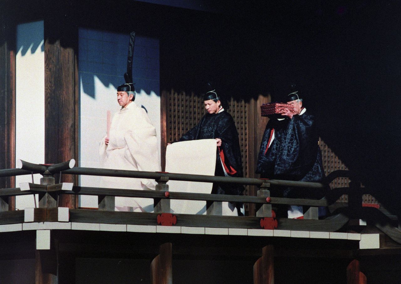 El Emperador Akihito, actualmente Emperador Emérito, durante el “Rito ante el Kashikodokoro del Día de la Entronización” el 12 de noviembre de 1990 en el Palacio Imperial. (Fotografía por cortesía del diario Yomiuri)