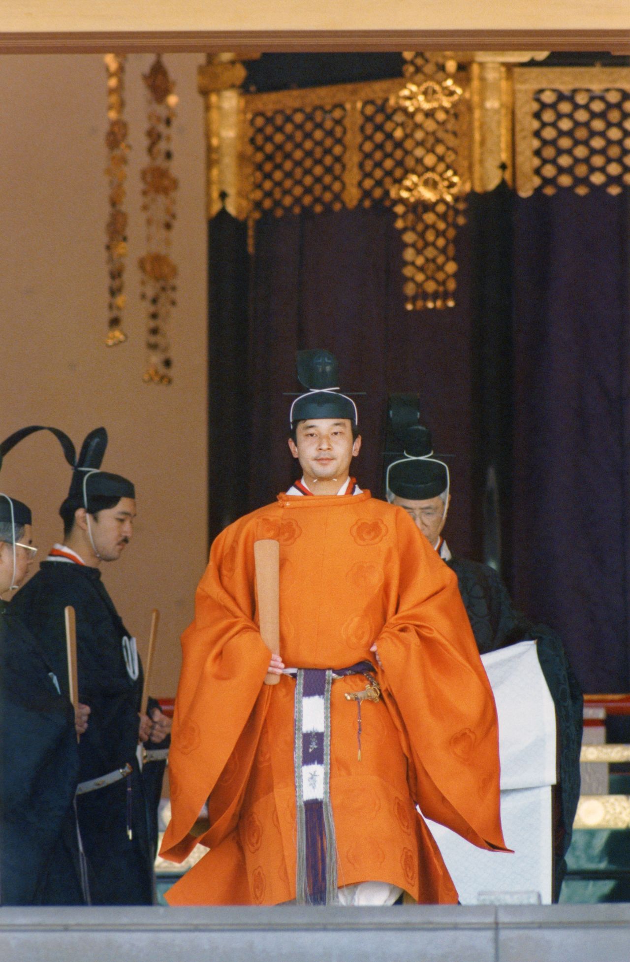 Naruhito, el actual Emperador y a la sazón príncipe heredero, vistiendo el ōninohō durante la ceremonia del sokuirei seiden no gi de la era Heisei. Fotografía tomada en el Matsu-no-ma del Palacio Imperial el 12 de noviembre de 1990. (Jiji Press)