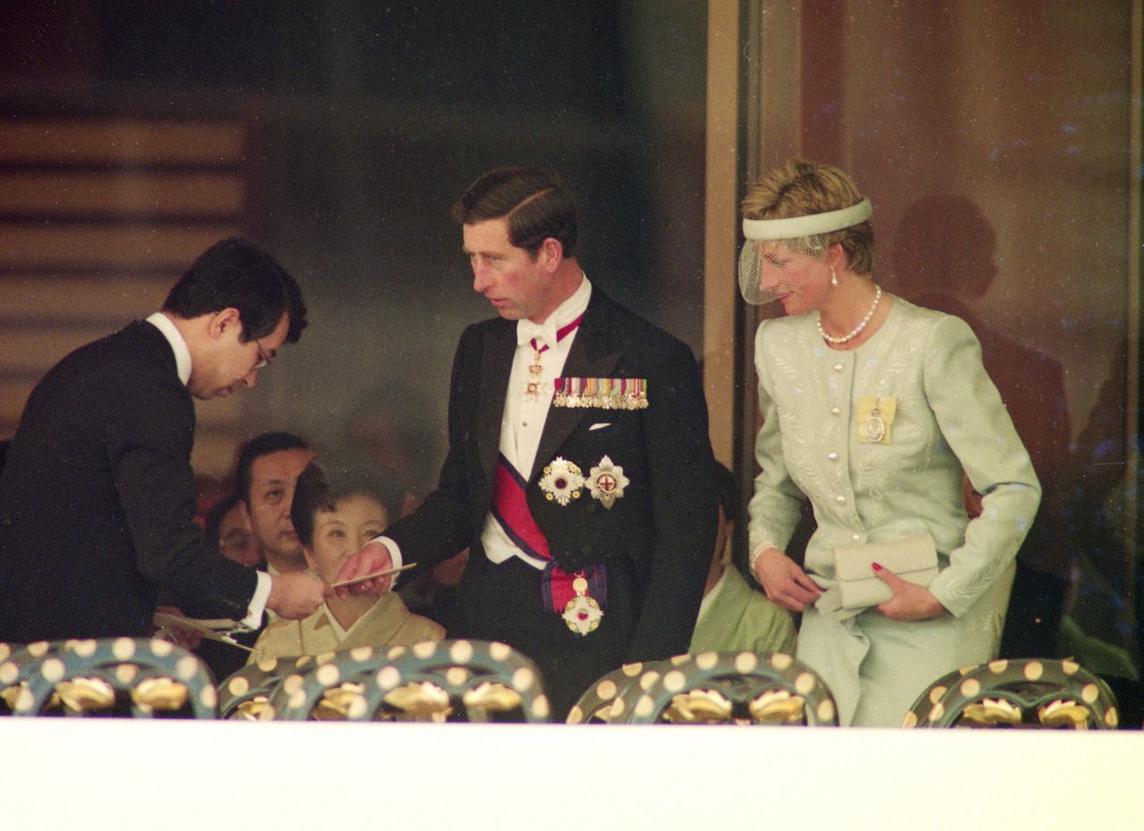 El príncipe Charles y la princesa Diana durante la ceremonia de entronización del Emperador Akihito, hoy Emperador Emérito, el 12 de noviembre de 1990. (Por cortesía del diario Mainichi y Aflo)