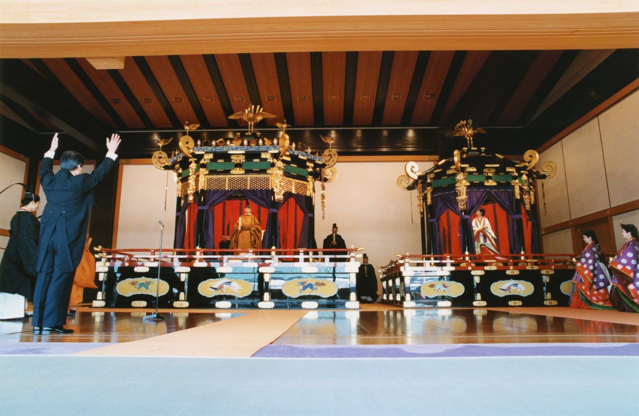 El Emperador Akihito y la Emperatriz Michiko en sus respectivos tronos. A la izquierda, el entonces primer ministros Kaifu Toshiki entona un “¡banzai!”. (Jiji)