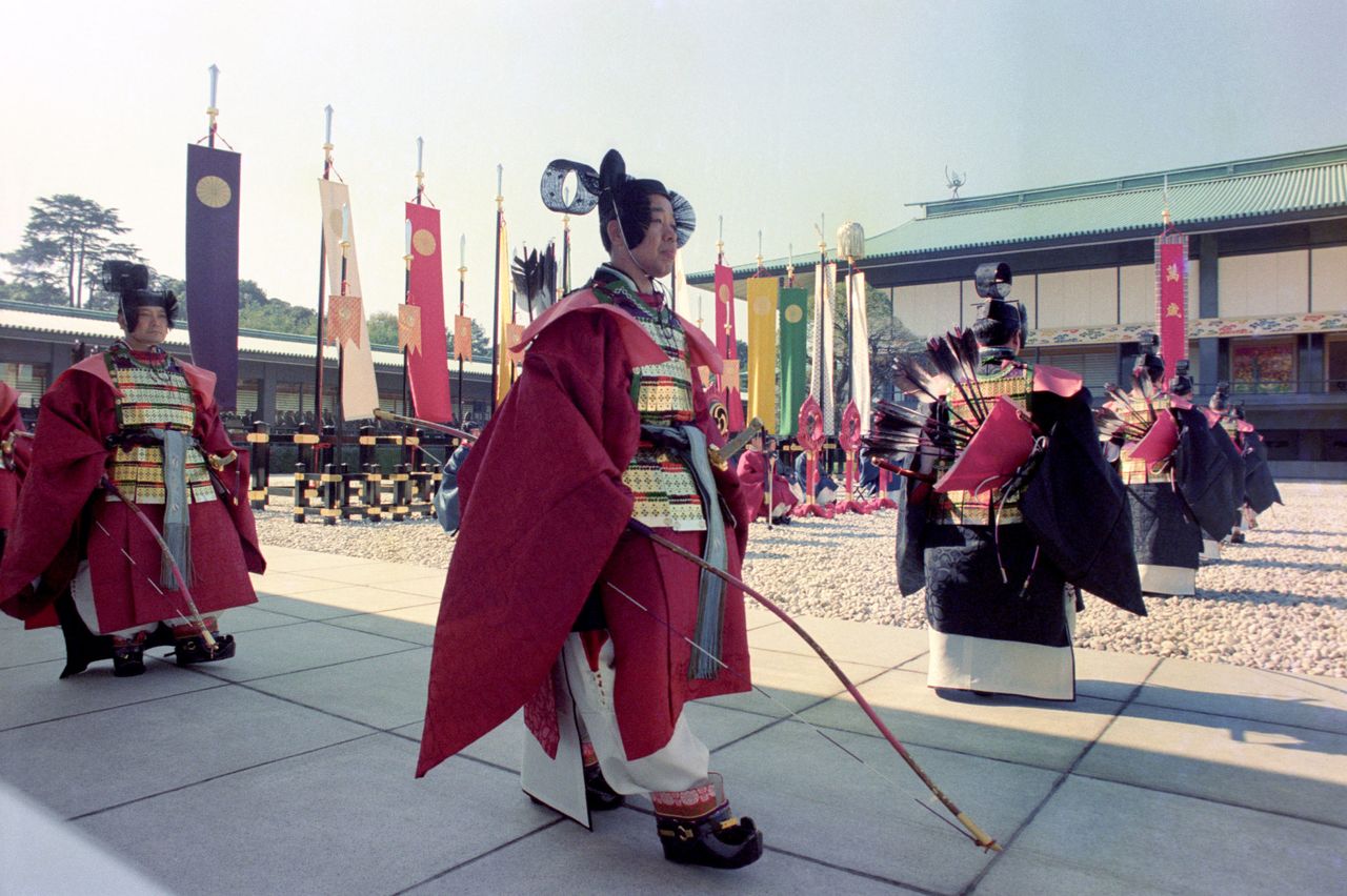 Guerreros vestidos de época en el patio interior junto al Matsu-no-ma la ceremonia del sokuirei seiden no gi de la era Heisei. Tomada en el Palacio Imperial en noviembre de 1990. (Por cortesía del diario Yomiuri y Aflo)