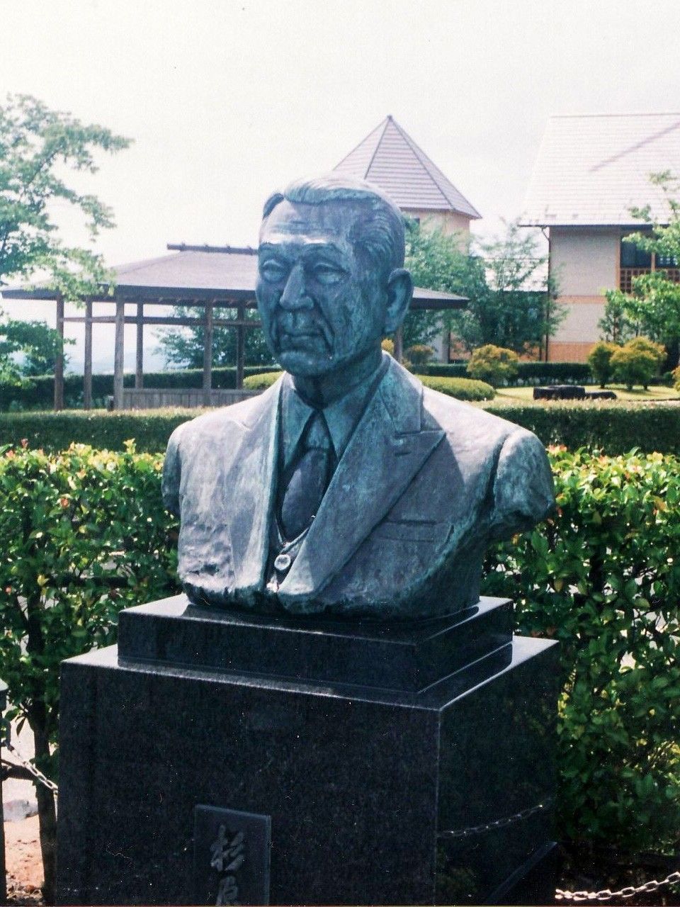 Estatua de bronce de Sugihara Chiune en el parque Jindō no oka (“Colina del Humanitarismo”) en el municipio de Yaotsu, prefectura de Gifu. (Fotografía cortesía de Shiraishi Masaaki)