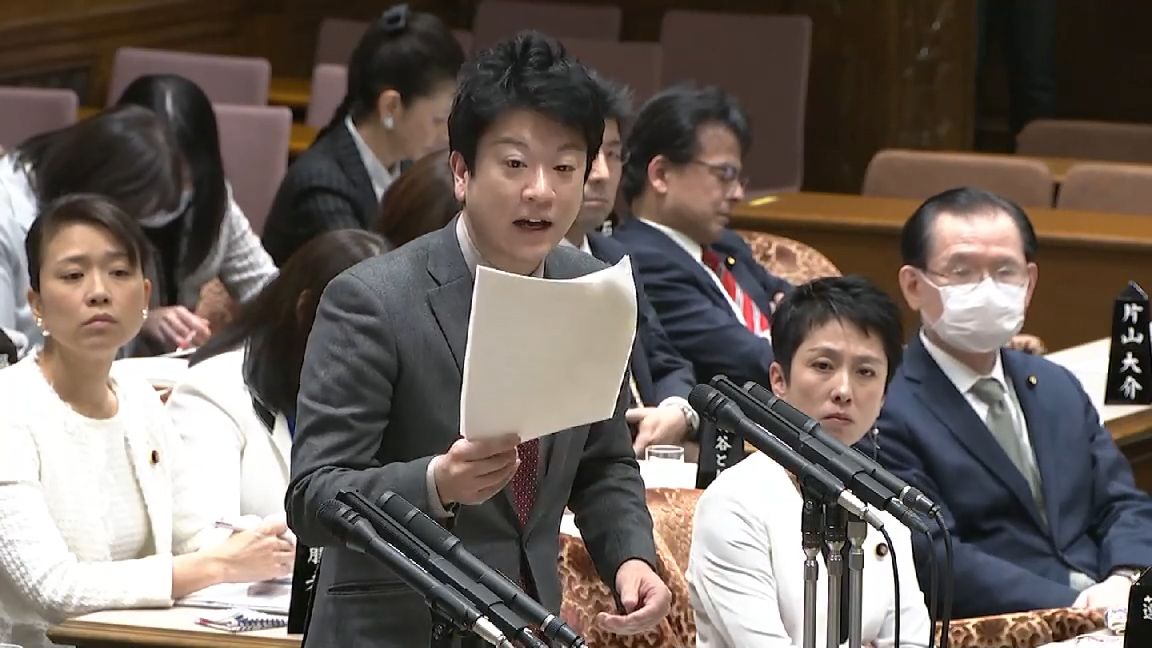 Ishikawa Taiga, miembro del Partido Constitucional Democrático, pregunta a la entonces ministra de Justicia, Mori Masako, sobre los problemas de la detención de inmigrantes (marzo de 2020, reunión del Comité de Presupuestos de la Cámara de Consejeros).