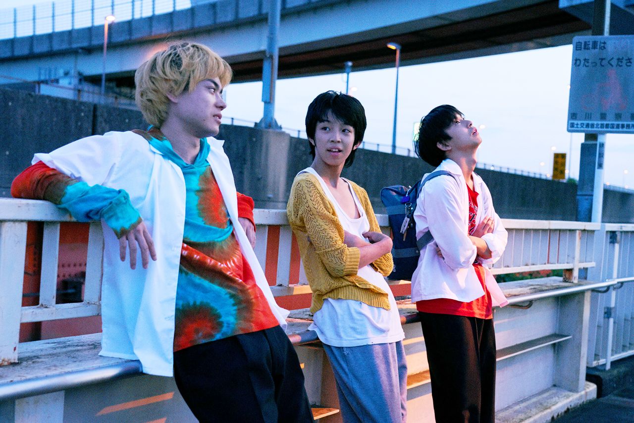 En la película Tarō no baka: Suda Masaki (izquierda) y Nakano Taiga (derecha) actúan junto a YOSHI (centro). ©2019 Comité de producción de Tarō no baka