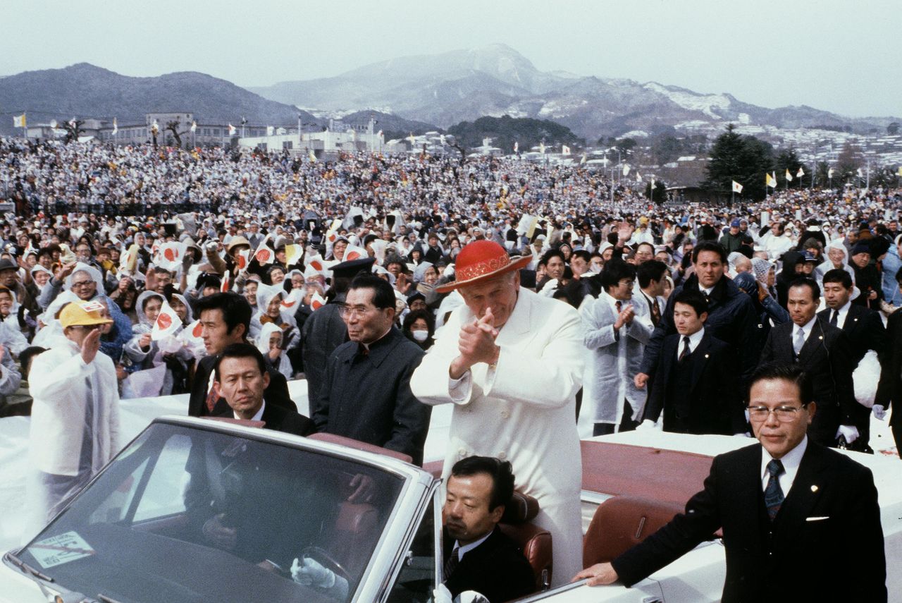 Juan Pablo II saluda a los asistentes de la congregación de bienvenida en su visita a Japón, el 26 de febrero de 1981, en el estadio de atletismo de Matsuyama, en Nagasaki. (Jiji Press) 