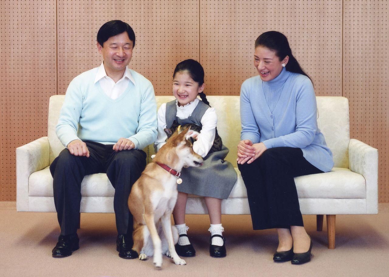La princesa Aiko junto a sus padres, los actuales Emperadores, y el perro de la familia, en fotografía tomada en el palacio de Tōgū el 2 de diciembre de 2010. (Reuters)