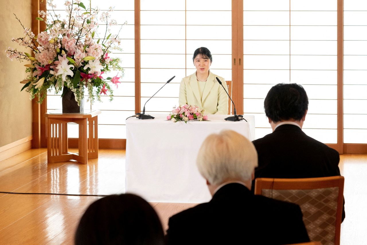 La princesa Aiko responde a las preguntas de los informadores durante la rueda de prensa que ofreció en la residencia del Palacio Imperial (Tokio) el 17 de marzo de 2022. (Reuters) 