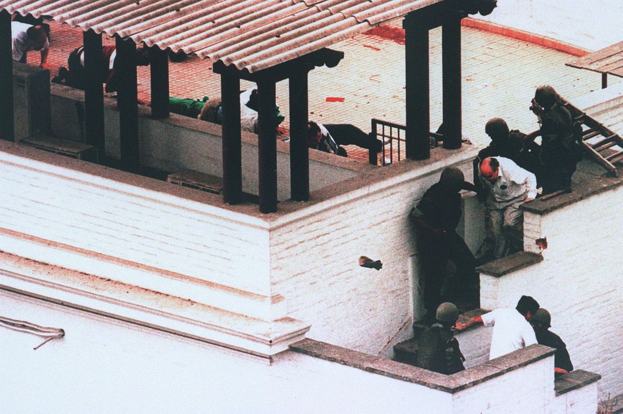 Los rehenes escapan por las escaleras laterales de la residencia - 22 de abril de 1997, Lima, Perú (Jiji Press)