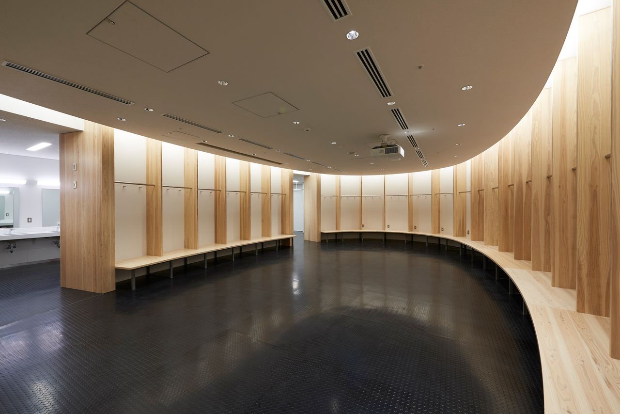 El uso de la madera destaca también en los vestuarios. Imagen cortesía del Consejo de Deportes de Japón.