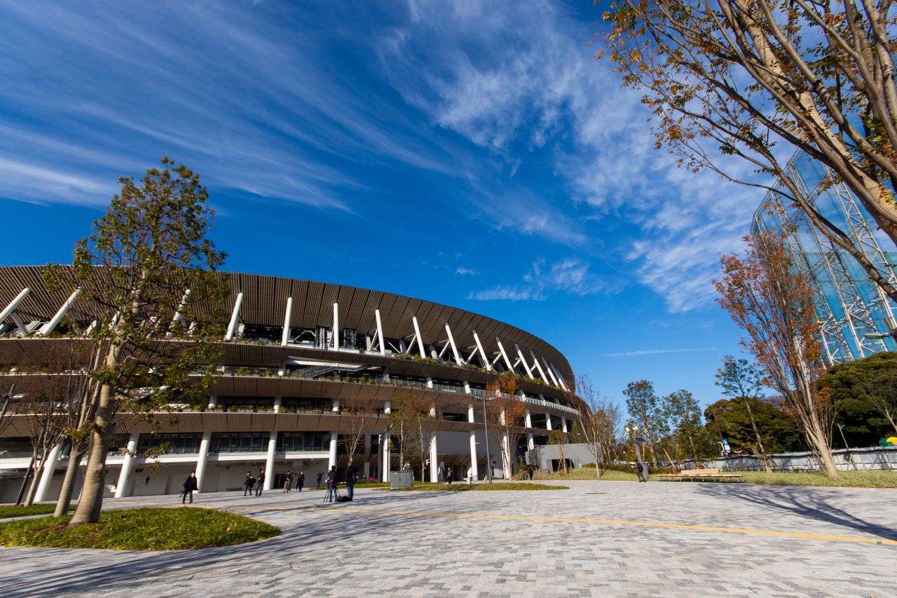 La poca sensación de apelotonamiento que transmite el Estadio Nacional contribuye a que haya armonía entre este y el bosque del santuario Meiji.