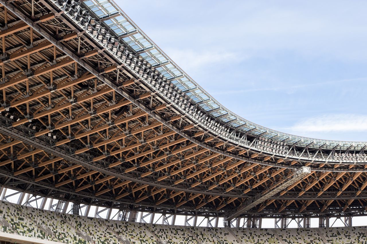 Una combinación de acero y de madera forma la estructura que sujeta el tejado, cuyo peso es de 20.000 toneladas.