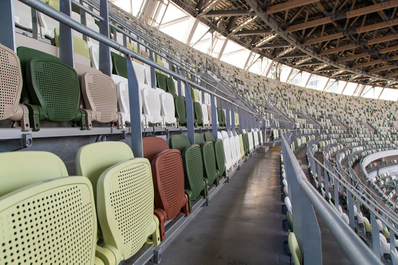 Los asientos son de cinco colores distintos, distribuidos de forma aleatoria. De lejos, da la sensación de que hay gente sentada aunque el estadio esté vacío.