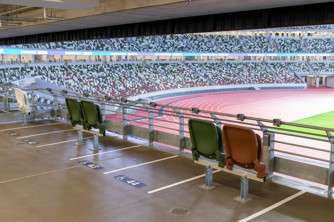 Cada plaza para silla de ruedas se ha colocado junto a dos asientos, de modo que los usuarios puedan ver las competiciones acompañados. De este modo, no hay segregación.