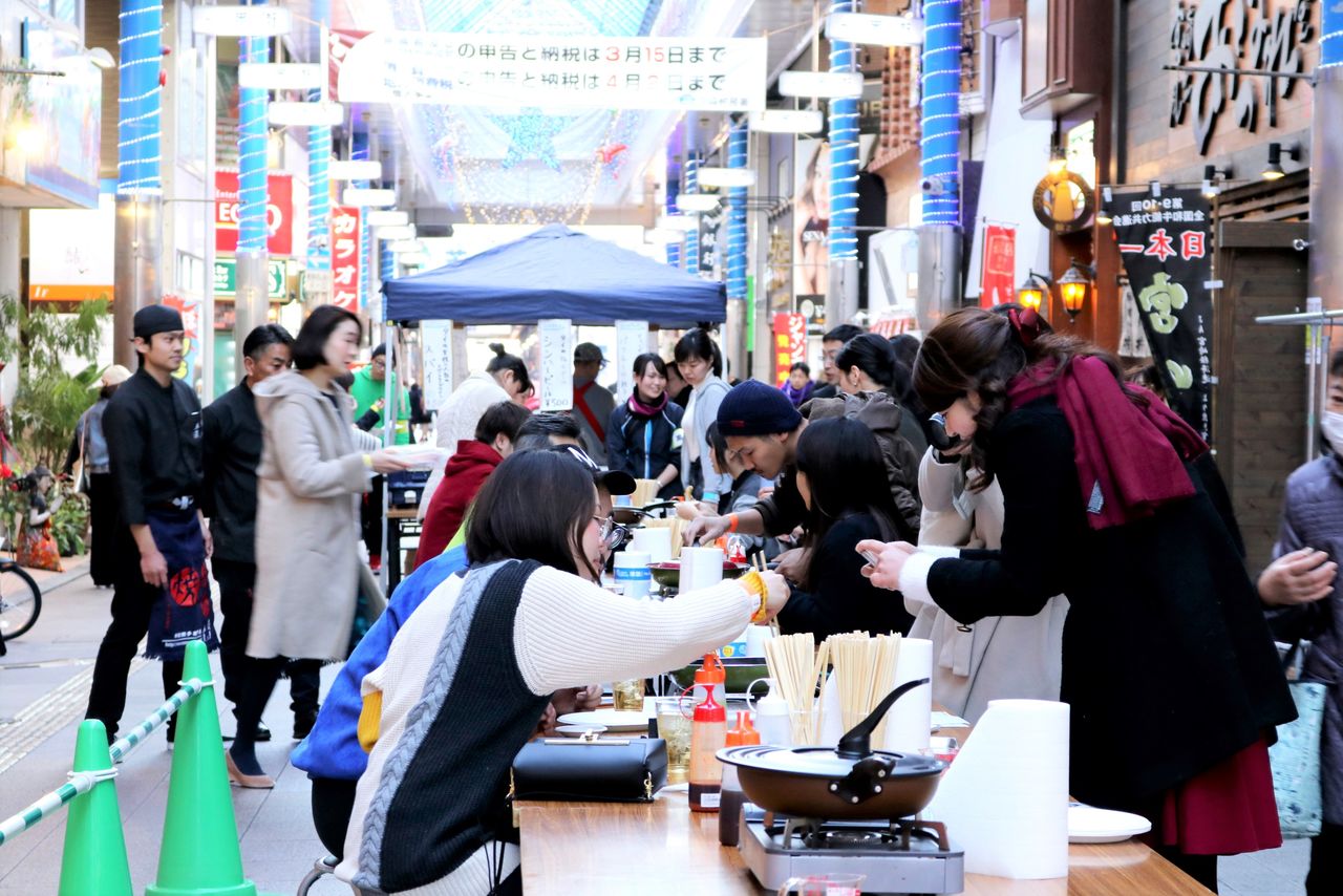 Durante el festival callejero de empanadillas de Miyazaki que se celebró en 2018, los asistentes disponían de media hora para preparar a la plancha y degustar todas las gyōza que quisieran. La entrada costaba 1.500 yenes e incluía una bebida. (Imagen cortesía del Príncipe de las Gyōza).